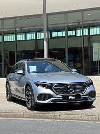 Ein silberner Mercedes-Benz Kombi steht vor der Glasfront der Stadthalle Wittenberg. Auf dem Kennzeichenhalter ist das Autohaus-Peter-Logo zu sehen.