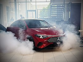 Roter Mercedes-Benz CLA 250+ mit EQ-Technologie im Nebel in einer Ausstellungshalle. Mercedes-Benz CLA 250+ mit EQ-Technologie | Energieverbrauch kombiniert: 14,1-12,2 kWh/100 km | CO2Emissionen kombiniert: 0 g/km | CO2-Emissionsklasse: A