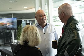 Helmut Peter im Gespr&auml;ch mit G&auml;sten beim afrikanischen Abend im Autohaus Peter in Heiligenstadt. Die entspannte Atmosph&auml;re l&auml;dt zum Austausch rund um Afrika ein.