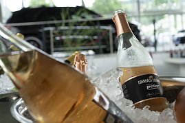 Sektflaschen mit Autohaus-Peter-Branding in einer Schale mit Eis, bereitgestellt f&uuml;r die G&auml;ste des s&uuml;dafrikanischen Abends im Autohaus Peter in Heiligenstadt.