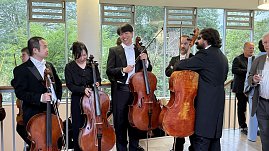 Mitglieder des Loh-Orchesters mit Celli im Gespräch und lachend während einer Pause beim Konzertabend im Achteckhaus Sondershausen.
