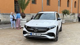 Weißer Mercedes EQB parkt vor dem historischen Achteckhaus Sondershausen, während sich Gäste des Konzertabends unterhalten.