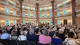 Publikum im historischen Achteckhaus Sondershausen applaudiert dem Loh-Orchester, das auf der Bühne rund um einen Konzertflügel auftritt