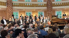 Das Loh-Orchester steht im historischen Achteckhaus Sondershausen vor dem Publikum und verbeugt sich nach dem Konzert, während die Zuhörer applaudieren.