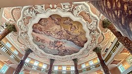 Prächtige Deckenmalerei im historischen Achteckhaus Sondershausen mit barocken Verzierungen und Säulen, die die reich dekorierte Kuppel umrahmen.