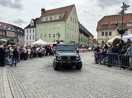 Die Mercedes-Benz G-Klasse des Autohauses Peter rollt stolz durch die Innenstadt von Sondershausen. Begeisterte Zuschauer säumen die Straßen und verfolgen den Festumzug.