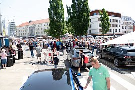 Großer Besucherandrang beim Rolandsfest 2025 in Nordhausen: Zahlreiche Menschen schlendern bei Sonnenschein über das Festgelände, vorbei an den ausgestellten Škoda-Fahrzeugen des Autohauses Peter. Im Hintergrund sind Marktstände, ein Karussell und dichtes Gedränge zu sehen.