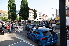 Skoda-Modelle und flanierende Personen beim Rolandsfest 2025 in Nordhausen