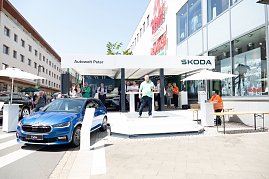 Skoda-Bühne beim Rolandsfest mit Centerleiter Thorsten Wiesner, der am Mikro zu den Besucherinnen und Besuchern spricht