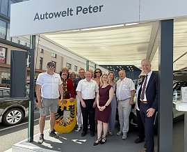 Gruppenfoto mit mehreren Personen auf der Autowelt-Peter-Bühne, unter anderem mit VBN-Geschäftsführer Thorsten Schwarz, Bürgermeisterin Alexandra Rieger und unserem Geschäftsführer Helmut Peter