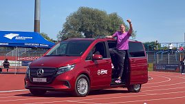 Stabhochspringer Piotr Lisek steigt aus einem roten, vollelektrischen Mercedes EQV im Stadion aus.