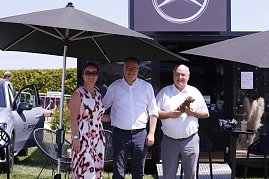 Christina Dost, Mario Voigt und Helmut Peter beim Reitturnier in Immenrode, stehend unter Sonnenschirmen neben einem Mercedes-Benz des Autohaus Peter