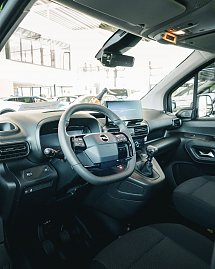 Es ist der Innenraum vom schwarzen Opel-Transporter zusehen.