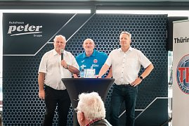 Helmut Peter (links), Herbert Müller (Mitte) und Robert Böhm (rechts) beim THC-Medientag im Autohaus Peter in Erfurt – vor einem Banner mit Autohaus-Logo, an einem Stehtisch mit Getränken.