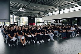 Gro&szlig;er Saal der Autohaus-Peter-Gruppe in Nordhausen. Zahlreiche Auszubildende in schwarzen T-Shirts sitzen in Reihen und verfolgen die Veranstaltung.