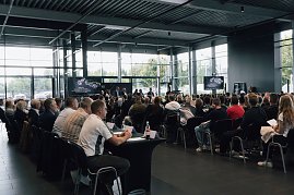 Gro&szlig;e Ausbildungsauftaktveranstaltung in der Firmenzentrale der Autohaus-Peter-Gruppe. Vorne sitzen leitende Mitarbeitende, im Hintergrund die neuen Auszubildenden und deren Eltern.