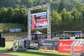 Große LED-Leinwand im Stadion kündigt das Internationale Nordthüringer Leichtathletikmeeting am 15. August 2025 in Sondershausen an. Davor Werbebanner verschiedener Sponsoren und Zuschauer im Hintergrund.