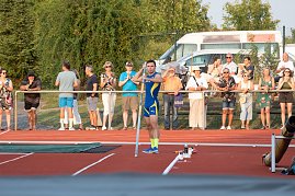 Stabhochspringer im blau-gelben Trikot steht mit Stab in den Händen am Anlauf, bereit für seinen Versuch. Im Hintergrund Zuschauer am Rand der Laufbahn.