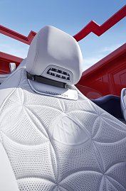 Der neue Mercedes-Maybach SL 680 Monogram Series in verschiedenen Perspektiven sowohl im Red Ambiance, als auch im White Ambiance