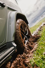 Eine Mercedes-AMG Felge im Schlamm bei der G-Klassen experience. 