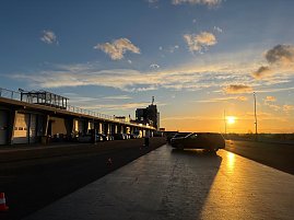 Atemberaubende Aufnahme des Sonnenuntergangs nach der Veranstaltung am Sachsenring.
