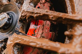 Nahaufnahme der Mercedes-AMG Bremsanlage nach der G-Klassen experience voll mit Schlamm bedeckt. 