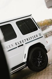 Seitenansicht der elektrischen G-Klasse in der Farbe weiß mit schwarzer beklebung. 