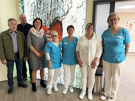 Gruppenfoto: Frau Dr. med. Ina Höpfner mit Team und Marko Wuttke, Bürgermeister Steffen Grimm und Landrätin Antje-Hochwind-Schneider