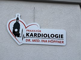 Schild "Kardiologie" an der Fassade der neuen Praxis