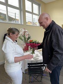 Bürgermeister Steffen Grimm überreicht Ärztin Ina Höpfner Blumen