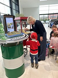 Ein Kind bekommt eine Packung Popcorn gereicht.