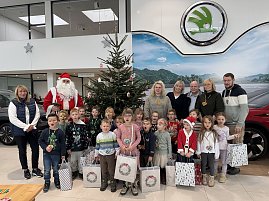 Gruppenfoto vorm geschmückten Baum