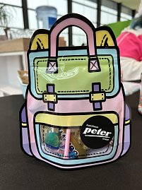 Bunte T&uuml;te im Schulranzen-Design mit Autohaus Peter-Sticker und kleinen S&uuml;&szlig;igkeiten 