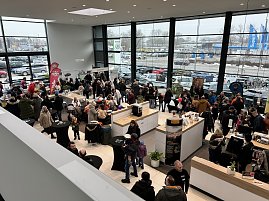Volles Haus im Autohaus: Viele Besucher genie&szlig;en das bunte Familienprogramm.