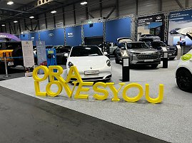 Wei&szlig;er GWM Ora mit gelbem XXL Schriftzug davor: "ORA loves you"