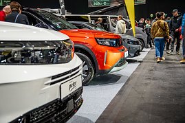 Fahrzeugreihe auf der Automesse, Besucher schauen sich Autos an.