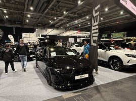 Gut besuchte Automesse mit ausgestelltem Opel-Fahrzeug