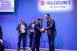 Mehrere Personen auf einer B&uuml;hne bei einer Preisverleihung