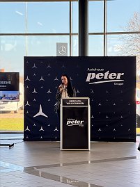 Gesch&auml;ftsf&uuml;hrerin Christina Dost begr&uuml;&szlig;t die G&auml;ste.