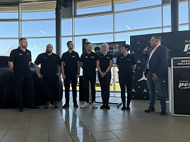 Gesch&auml;ftsf&uuml;hrerin Christina Dost und Centerleiter Jens Schmalenberger stellten das Bernburger Team vor: Hier sieht man das Bernburger Serviceteam.