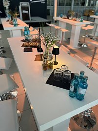 Ein Tisch mit der Vorspeise und Getränken.