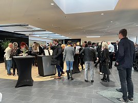 Die Gäste werden am Haupteingang in Empfang genommen.