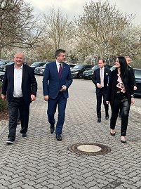 Helmut Peter und Christina Dost empfangen den Ministerpräsidenten Sven Schulze.