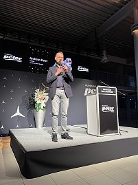 Andres Peter während seiner Rede auf der Bühne.