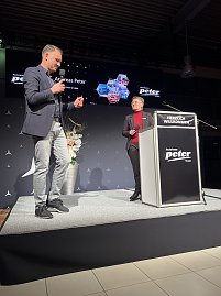 Andreas Peter und Esther Burg auf der Bühne.