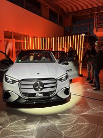 Kunden schauen sich den neuen GLC an, sitze Probe und lassen sich beraten.