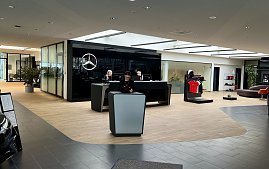 Der Eingangsbereich ist zu sehen mit dem Gastgeber-Tresen im Vordergrund.