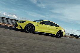 Das neue Mercedes-AMG GT 4-T&uuml;rer Coup&eacute; von der Seite.