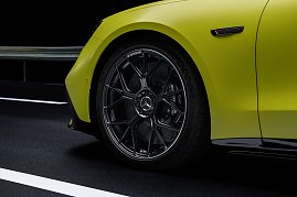 Das Vorderrad des neuen Mercedes-AMG GT 4-T&uuml;rer Coup&eacute;s.