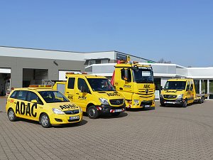 Vier gelbe ADAC-Servicefahrzeuge (ein PKW, zwei Transporter und ein LKW) stehen vor dem Geb&auml;ude des ADAC Mobilit&auml;tspartners Peter in Nordhausen auf einem gepflasterten Hof. Die Fahrzeuge sind mit ADAC- und Peter-Logos beschriftet. Im Hintergrund das moderne Werkstatt- und B&uuml;rogeb&auml;ude.